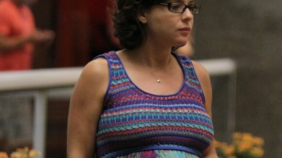 Grávida, Regiane Alves passeia com o marido em shopping do Rio e exibe barrigão
