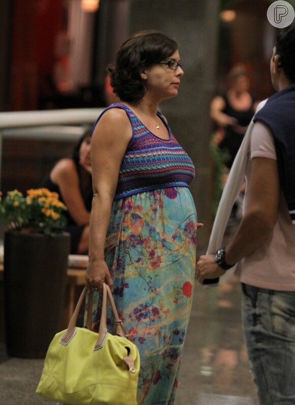 Regiane Alves usa vestido longo para passear em shopping