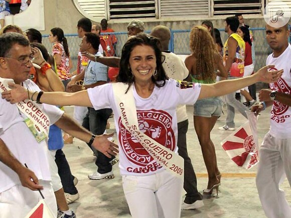 Giovanna Antonelli atravessou a Sapucaí, em 2009, na ala da diretoria do Salgueiro
