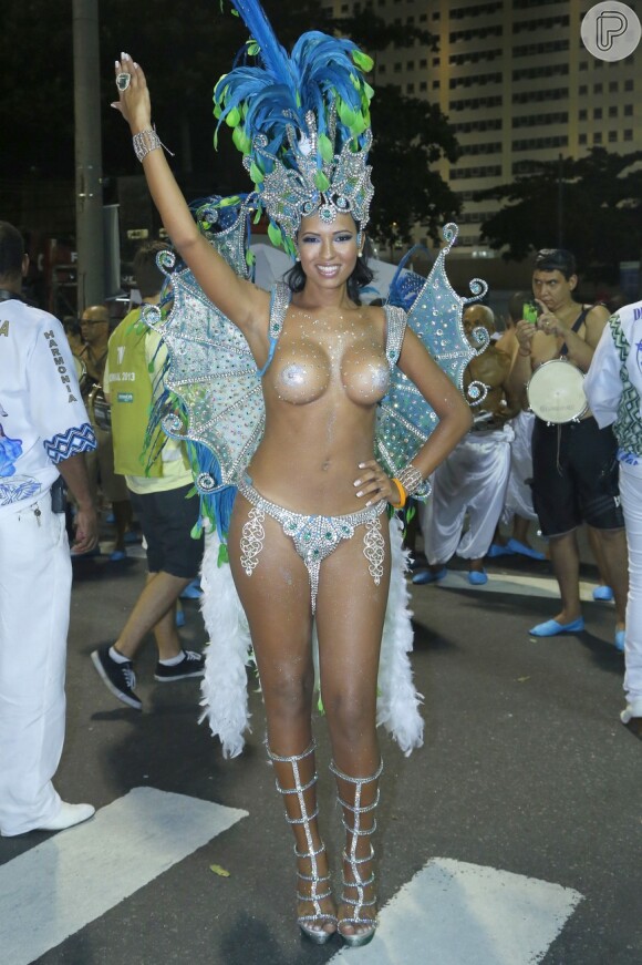 A ex-BBB Ariadna se tornou a primeira transsexual a desfilar como rainha de bateria de um escola de samba. Ela atravessou a Sapucaí, em 2013, à frente dos ritmistas da Unidos Vila de Santa Tereza