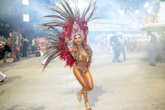 A ex-BBB Cláudia Colucci, a Cacau, desfilou pela Dragões da Real, em 2012