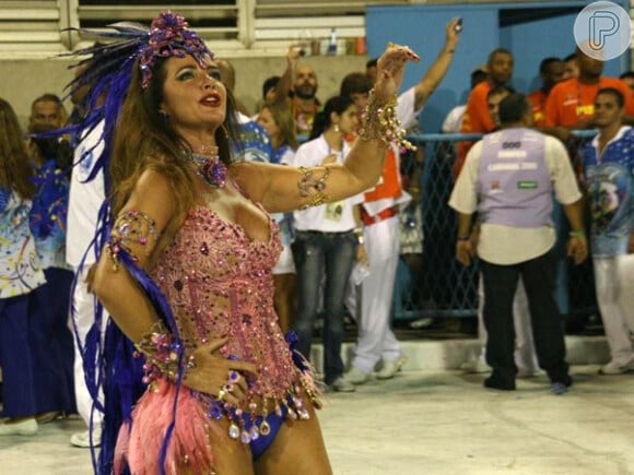 Luma de Oliveira arrasa como rainha de bateria da Portela, em 2009