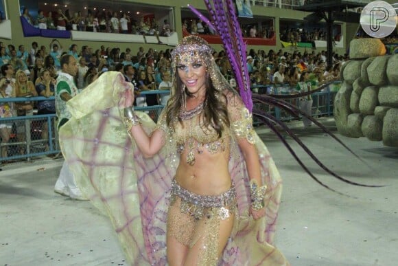 Em 2012, a ex-BBB Maria Melilo desfilou como destaque de chão da Grande Rio