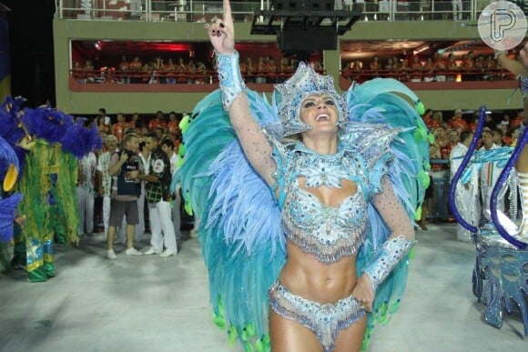 Mirella Santos teve um problema com sua fantasia no Carnaval 2012. O esplendor da musa se soltou durante o desfile, mas ela não perdeu o brilho ao cruzar a Avenida pela Grande Rio