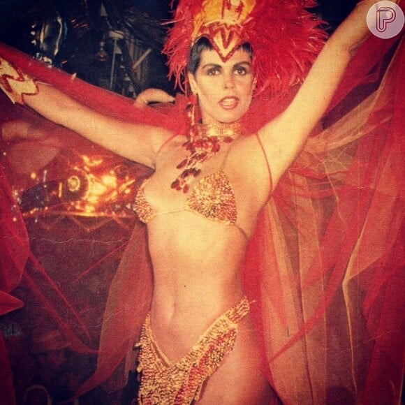 Monique Evans, de cabelo curto, usa fantasia vermelha em Carnaval, na década de 1980