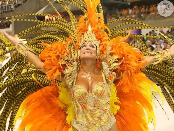 Susana Vieira era pura emoção durante o desfile da Grande Rio, em 2009, quando cruzou a Avenida fantasiada de fênix