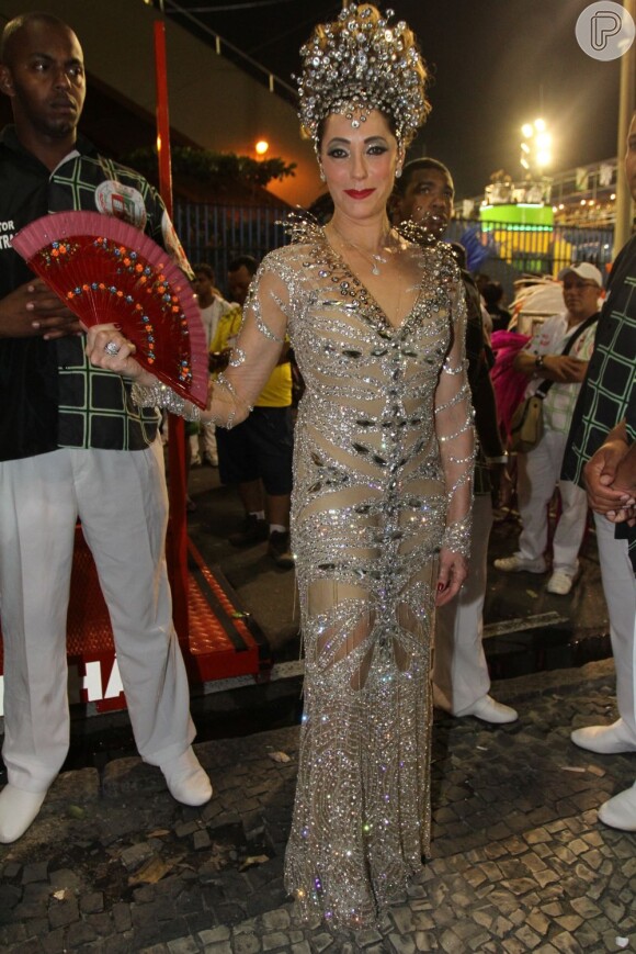 Christiane Torloni, com figurino brilhoso, encarna a Deus da Vitória no desfile da Grande Rio, em 2012