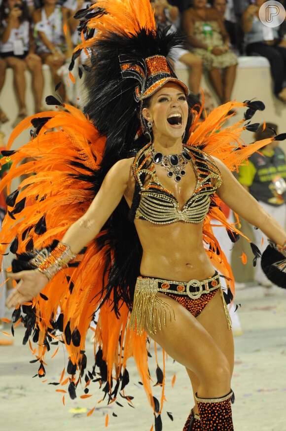 Paolla Oliveira mostra barriga sarada como rainha de bateria da Grande Rio, em 2010, no enredo 'Das arquibancadas ao camarote número 1, um Grande Rio de emoção, na apoteose do seu coração'