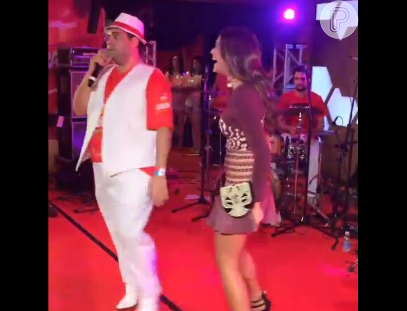 Bruna Marquezine dança 'Sandra Rosa Madalena' em festa de pré-carnaval no Rio e quase mostra demais