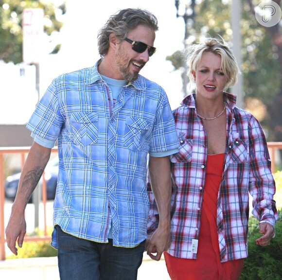 Britney Spears e Jason Trawick caminham juntos em Los Angeles, em 2010