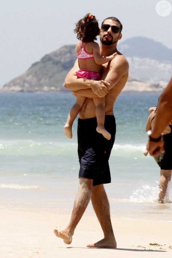 Cauã Reymond leva a filha, Sofia, para curtir praia no Rio