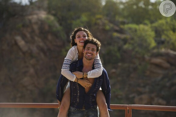 Isis Valverde e Cauã Reymond começaram romance nas gravações da série 'Amores Roubados'