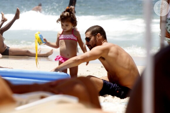 Sozinho, Cauã Reymond curte praia com a filha, Sofia, de um ano e nove meses, no Rio