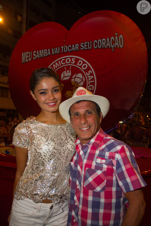 Sophie Charlotte e Eri Johnson curtem ensaio de rua da escola de samba Salgueiro, no Rio, em 23 de fevereiro de 2014