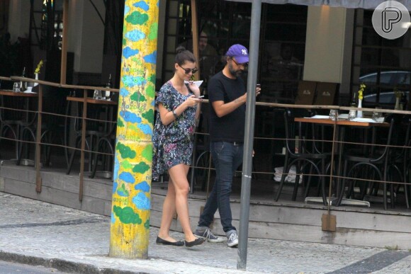 Alinne Moraes repete vestido durante passeio com o namorado, o diretor Mauro Lima, pelas ruas de Ipanema, na Zona Sul do Rio de Janeiro, nesta segunda-feira, 24 de fevereiro de 2014