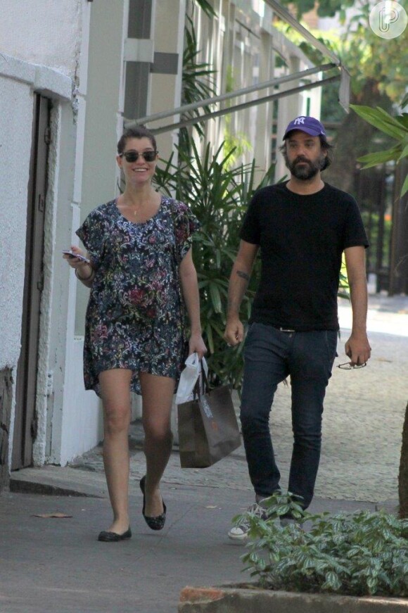 Alinne Moraes, grávida de 6 meses, passeia por Ipanema com o namorado, Mauro Lima