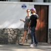 Grávida de 6 meses, Alinne Moraes repete vestido florido e soltinho durante passeio com o namorado, o diretor Mauro Lima, pelas ruas de Ipanema, na Zona Sul do Rio de Janeiro, nesta segunda-feira, 24 de fevereiro de 2014