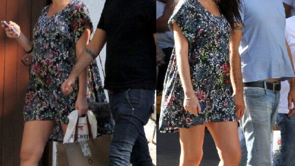 Grávida, Alinne Moraes repete vestido florido durante passeio com o namorado