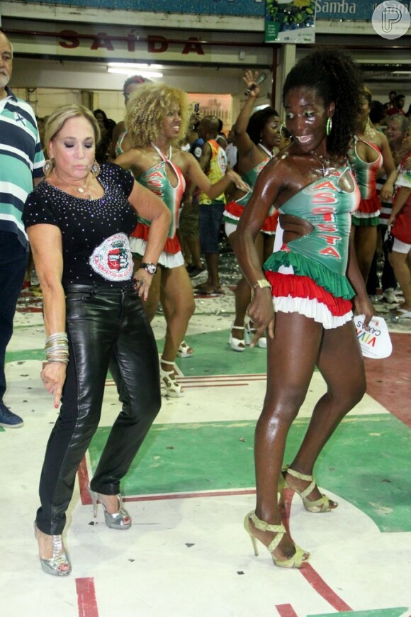 Susana Vieira mostra samba no pé ao lado de passista em ensaio da Grande Rio, em 26 de fevereiro de 2014