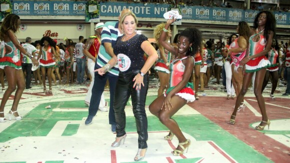 Susana Vieira cai no samba ao lado de passista em ensaio da Grande Rio