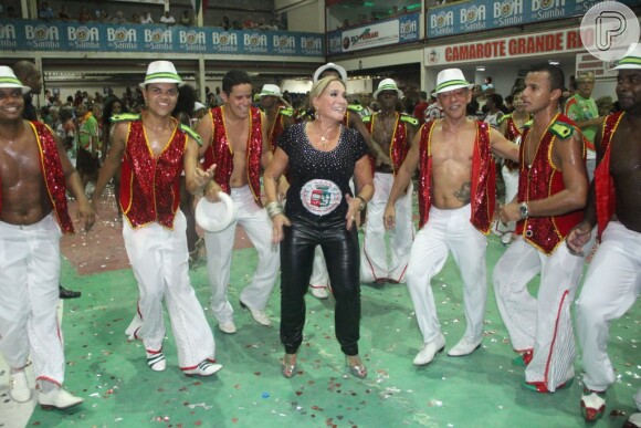 Susana Vieira se diverte em ensaio da Grande Rio, em 26 de fevereiro de 2014