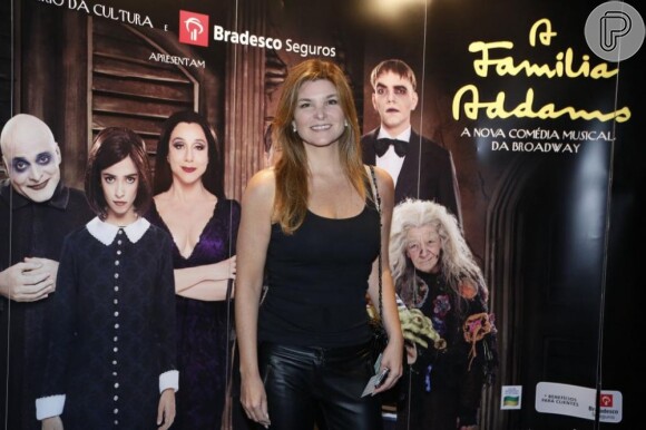 Cristiana Oliveira marca presença na estreia do musical 'A Família Addams', no Rio, em janeiro de 2013