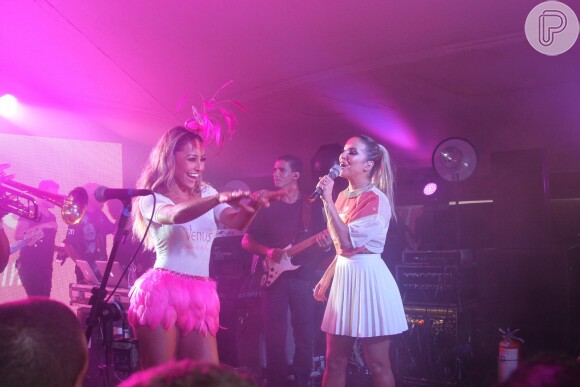 Sabrina Sato dança muito ao lado de Claudia Leitte em noite de abertura de camarote de cervejaria em Salvador, Bahia