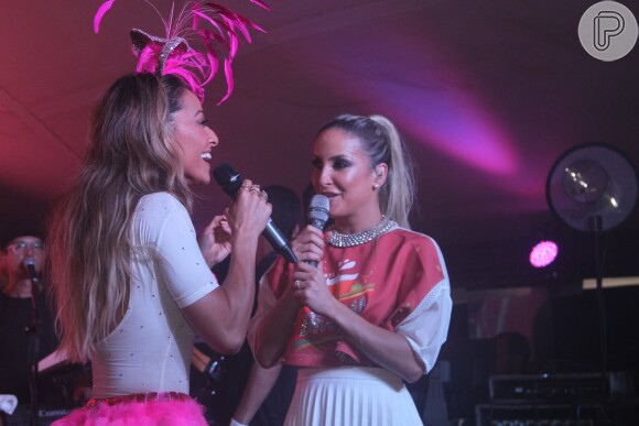 Sabrina Sato canta com Claudia Leitte em noite de abertura de camarote de cervejaria em Salvador, Bahia