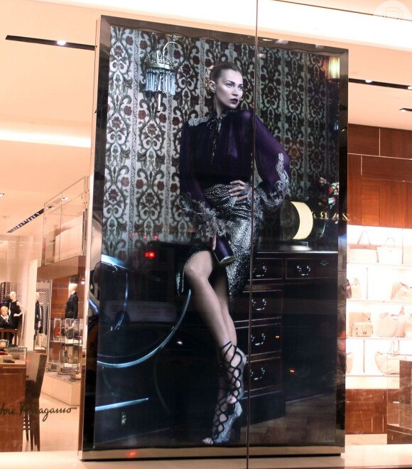 Kate aparece na vitrine da loja Salvatore Ferragamo na 5ª Avenida, em Nova York