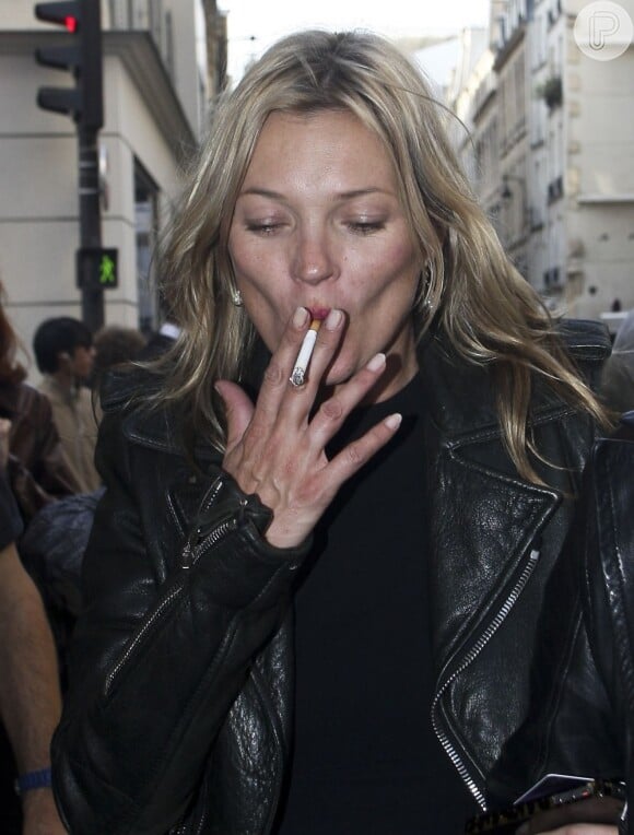 A modelo britânica não consegue largar o vício do cigarro