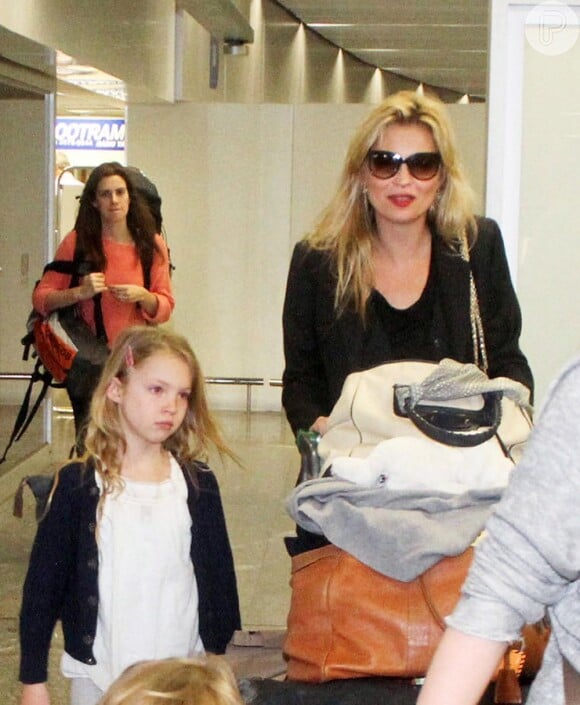 Acompanhada de sua filha, Lila Grace, a modelo aparece no aeroporto internacional de São Paulo voltando para Londres após breve passagem pelo Brasil em 2011