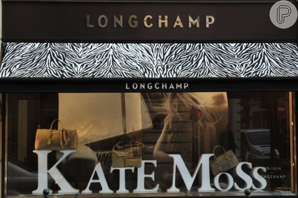 Kate Moss na vitrine da loja Longchamp, em Paris; foto tirada em 9 de março de 2010