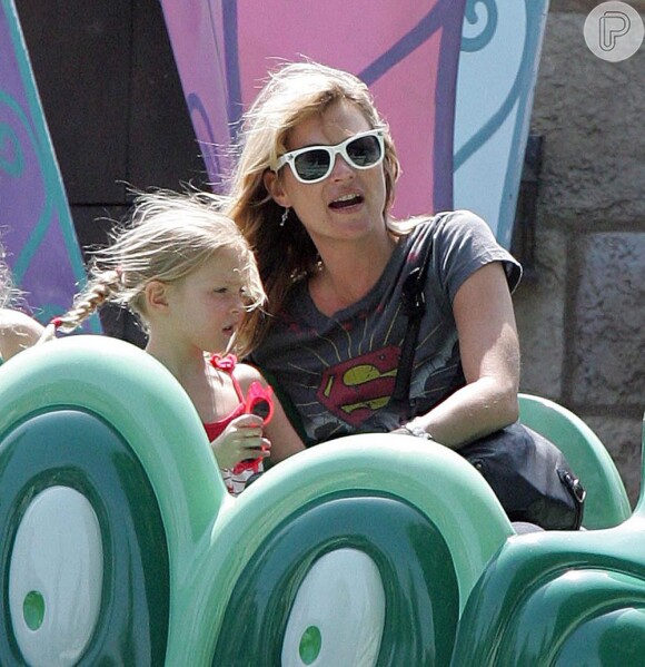 Kate aproveitou as férias para curtir a Disneyland com a filha, Lila Grace; o clique aconteceu em abril de 2008