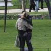 Kate Moss e Jamie Hince curtem o dia de folga para namorar pelos parques de Paris