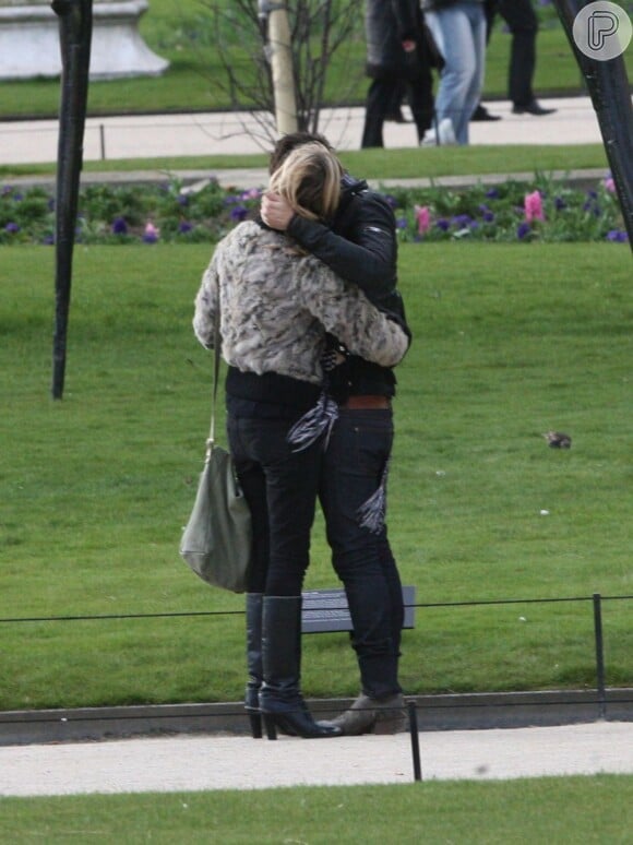 Kate Moss e Jamie Hince curtem o dia de folga para namorar pelos parques de Paris