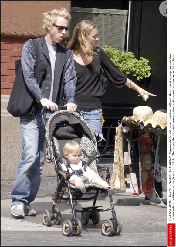 Jefferson Hack, pai da filha da modelo, Kate Moss e Lila Grace passeiam pelo Soho, em Nova York; flagra aconteceu no dia 15 de setembro de 2003