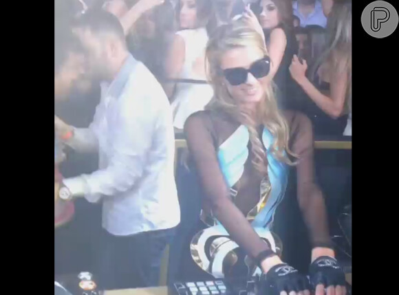 Paris Hilton sorriu e acenou diversas vezes para os fãs que a tietavam