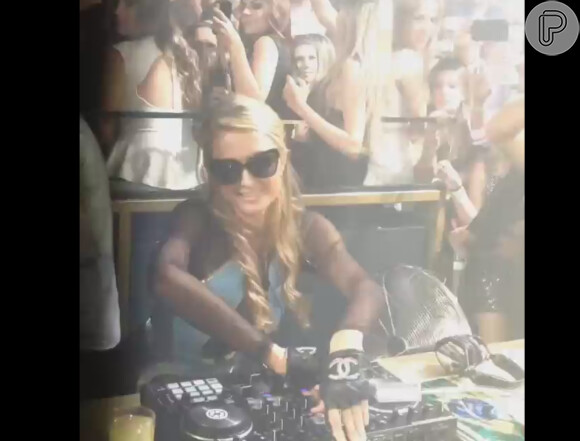Socialite, Paris Hilton usou luvas Chanel para discotecar em Florianópolis