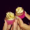 Paris Hilton distribuiu nini cupcakes com cobertura dourada para os que estavam na boate onde ela comemorou seu aniversário