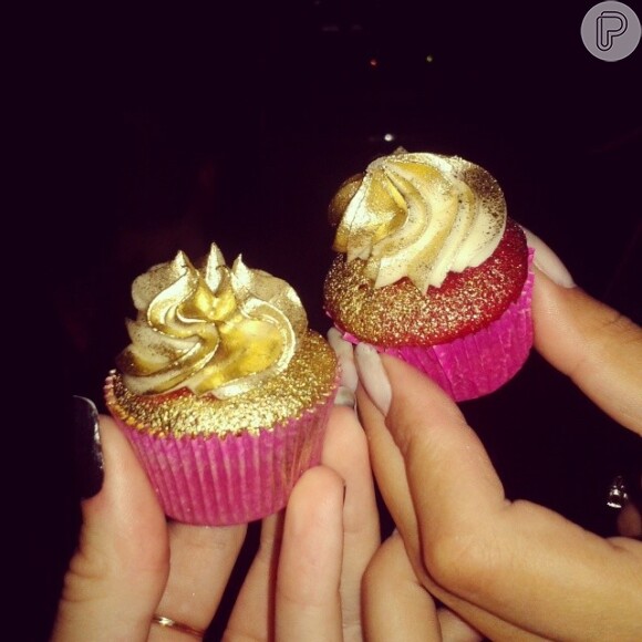 Paris Hilton distribuiu nini cupcakes com cobertura dourada para os que estavam na boate onde ela comemorou seu aniversário