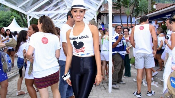 Sophie Charlotte prestigia feijoada no Rio de Janeiro com look estiloso