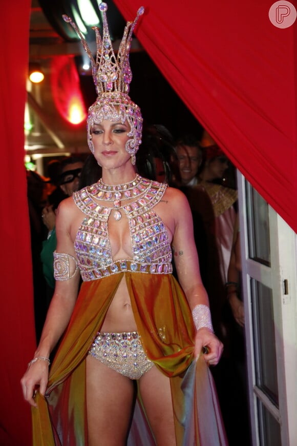 Luana Piovani usa calcinha de brilhantes no Baile do Copa no Hotel Copacabana Palace, no Rio de Janeiro