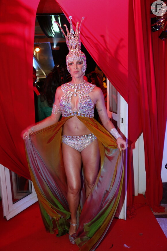 Luana Piovani abusa de decote no Baile do Copa no Hotel Copacabana Palace, no Rio de Janeiro; atriz foi coroada rainha do Baile na noite deste sábado, 1 de março de 2014