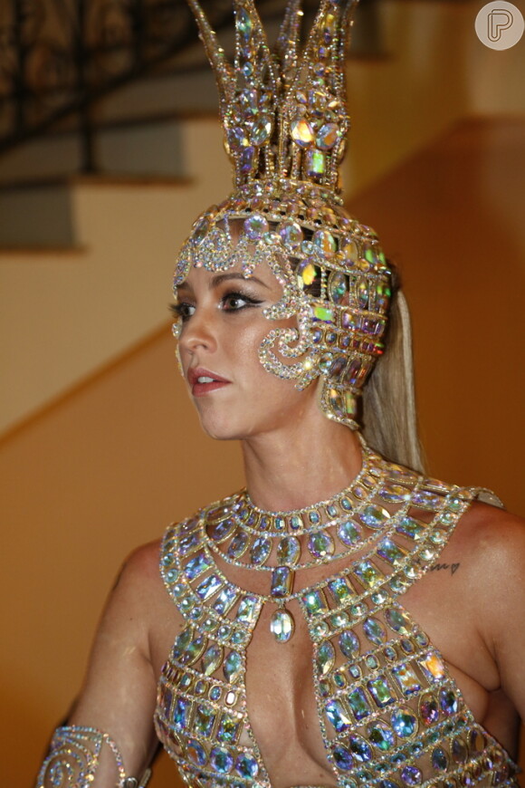 Luana Piovani carpicha na fantasia com muito brilho e dourado para ir ao Baile do Copa no Hotel Copacabana Palace, no Rio de Janeiro
