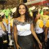 Débora Nascimento curte segundo dia de desfiles das escolas de samba da Série A na Marquês de Sapucaí na noite deste sábado, 1 de março de 2014