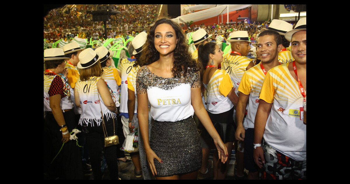 Débora Nascimento curte Carnaval no Rio um dia antes de viajar para