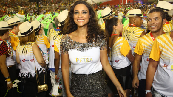 Débora Nascimento curte Carnaval no Rio um dia antes de viajar para Califórnia