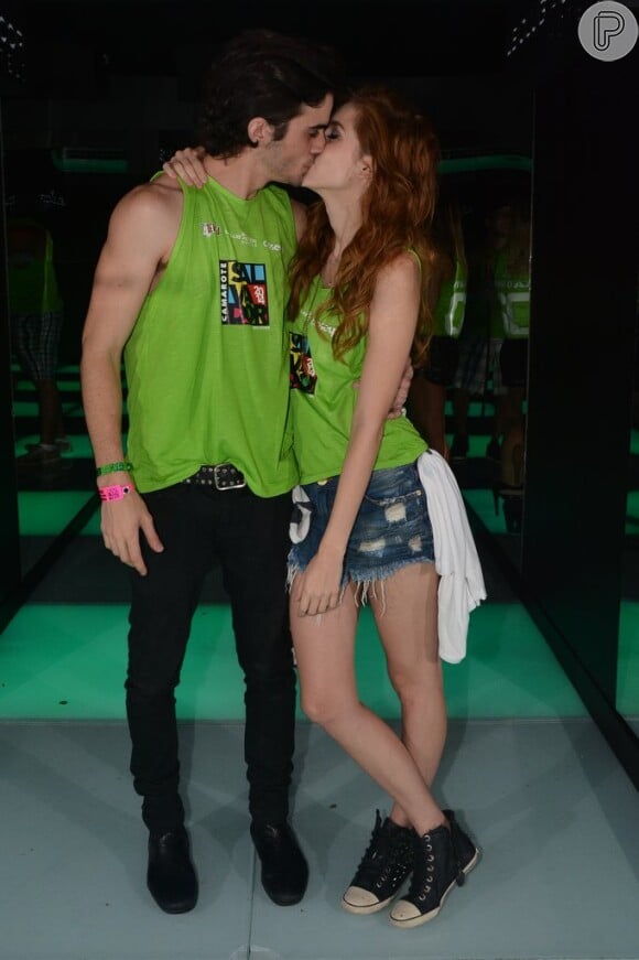 Sophia Abrahão contou com a companhia do namorado, Fiuk, no carnaval de Salvador e o casal curtiu a noite com muitos beijos