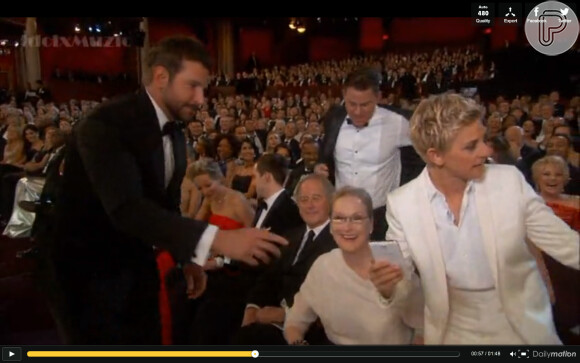 A premiada atriz Meryl Streep teve a ideia de chamar Julia Roberts, que estava sentada atrás dela. Até que Ellen chamou outros atores para se reunirem na 'selfie'