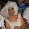 Mesmo no meio do Carnaval, Regina Duarte chamou a atenção pelo visual novamente. A atriz entrou na brincadeira e optou por uma peruca branca enquanto a maioria dos famosos que desfilaram no carro de Boni, na Beija-Flor, usaram looks mais discretos